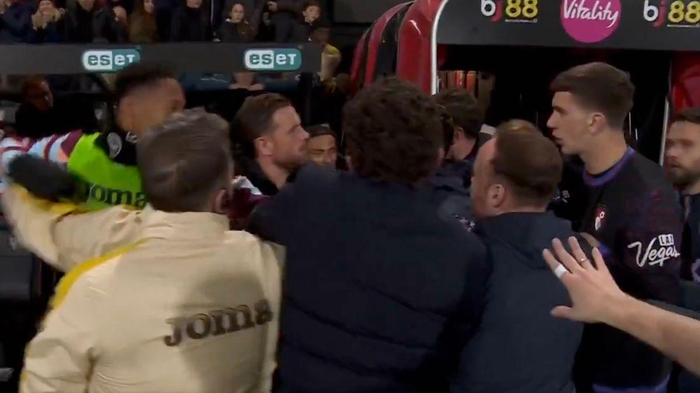 官方入口-赛后大乱斗!亨德森火爆对喷对方教练,被队友死死拉住|乔丹·亨德森|布伦特福德|伯恩茅斯|斯库特·亨德森|安德鲁斯_新浪体育_新浪新闻